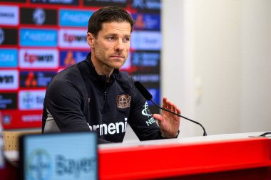 LEVERKUSEN, ALMANY - 9 Mayıs 2025: Xabi Alonso. Basın toplantısı. Bundesliga maçı Bayer 04 Leverkusen, Bayarena 'da Borusssia Dortmund' a karşı..