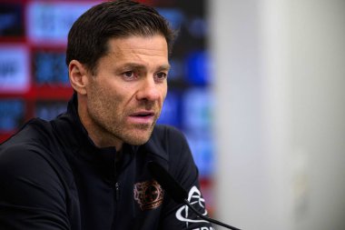 LEVERKUSEN, ALMANY - 9 Mayıs 2025: Xabi Alonso. Basın toplantısı. Bundesliga maçı Bayer 04 Leverkusen, Bayarena 'da Borusssia Dortmund' a karşı..