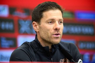 LEVERKUSEN, ALMANY - 9 Mayıs 2025: Xabi Alonso. Basın toplantısı. Bundesliga maçı Bayer 04 Leverkusen, Bayarena 'da Borusssia Dortmund' a karşı..