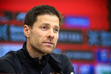 LEVERKUSEN, ALMANY - 9 Mayıs 2025: Xabi Alonso. Basın toplantısı. Bundesliga maçı Bayer 04 Leverkusen, Bayarena 'da Borusssia Dortmund' a karşı..