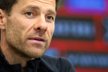LEVERKUSEN, ALMANY - 9 Mayıs 2025: Xabi Alonso. Basın toplantısı. Bundesliga maçı Bayer 04 Leverkusen, Bayarena 'da Borusssia Dortmund' a karşı..