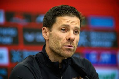 LEVERKUSEN, ALMANY - 9 Mayıs 2025: Xabi Alonso. Basın toplantısı. Bundesliga maçı Bayer 04 Leverkusen, Bayarena 'da Borusssia Dortmund' a karşı..