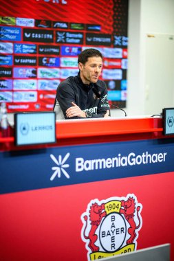 LEVERKUSEN, ALMANY - 9 Mayıs 2025: Xabi Alonso. Basın toplantısı. Bundesliga maçı Bayer 04 Leverkusen, Bayarena 'da Borusssia Dortmund' a karşı..