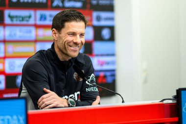 LEVERKUSEN, ALMANY - 9 Mayıs 2025: Xabi Alonso. Basın toplantısı. Bundesliga maçı Bayer 04 Leverkusen, Bayarena 'da Borusssia Dortmund' a karşı..