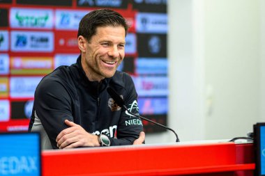 LEVERKUSEN, ALMANY - 9 Mayıs 2025: Xabi Alonso. Basın toplantısı. Bundesliga maçı Bayer 04 Leverkusen, Bayarena 'da Borusssia Dortmund' a karşı..