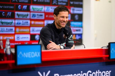 LEVERKUSEN, ALMANY - 9 Mayıs 2025: Xabi Alonso. Basın toplantısı. Bundesliga maçı Bayer 04 Leverkusen, Bayarena 'da Borusssia Dortmund' a karşı..