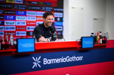LEVERKUSEN, ALMANY - 9 Mayıs 2025: Xabi Alonso. Basın toplantısı. Bundesliga maçı Bayer 04 Leverkusen, Bayarena 'da Borusssia Dortmund' a karşı..