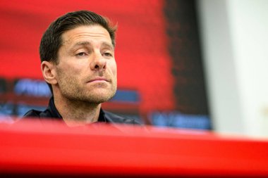 LEVERKUSEN, ALMANY - 9 Mayıs 2025: Xabi Alonso. Basın toplantısı. Bundesliga maçı Bayer 04 Leverkusen, Bayarena 'da Borusssia Dortmund' a karşı..