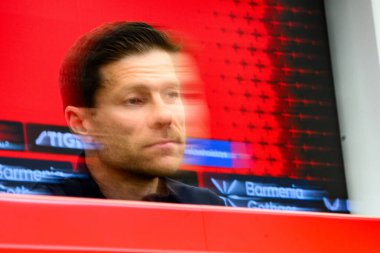 LEVERKUSEN, ALMANY - 9 Mayıs 2025: Xabi Alonso. Basın toplantısı. Bundesliga maçı Bayer 04 Leverkusen, Bayarena 'da Borusssia Dortmund' a karşı..