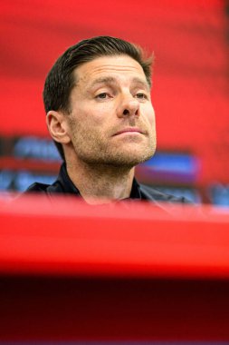 LEVERKUSEN, ALMANY - 9 Mayıs 2025: Xabi Alonso. Basın toplantısı. Bundesliga maçı Bayer 04 Leverkusen, Bayarena 'da Borusssia Dortmund' a karşı..
