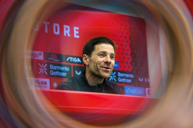 LEVERKUSEN, ALMANY - 9 Mayıs 2025: Xabi Alonso. Basın toplantısı. Bundesliga maçı Bayer 04 Leverkusen, Bayarena 'da Borusssia Dortmund' a karşı..