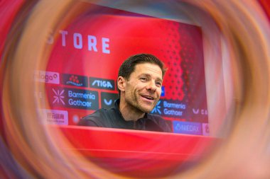LEVERKUSEN, ALMANY - 9 Mayıs 2025: Xabi Alonso. Basın toplantısı. Bundesliga maçı Bayer 04 Leverkusen, Bayarena 'da Borusssia Dortmund' a karşı..