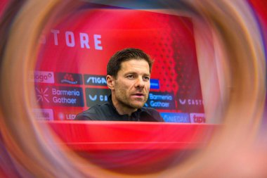 LEVERKUSEN, ALMANY - 9 Mayıs 2025: Xabi Alonso. Basın toplantısı. Bundesliga maçı Bayer 04 Leverkusen, Bayarena 'da Borusssia Dortmund' a karşı..