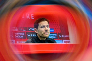 LEVERKUSEN, ALMANY - 9 Mayıs 2025: Xabi Alonso. Basın toplantısı. Bundesliga maçı Bayer 04 Leverkusen, Bayarena 'da Borusssia Dortmund' a karşı..