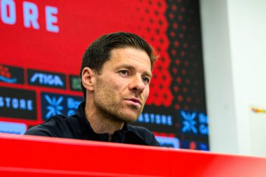 LEVERKUSEN, ALMANY - 9 Mayıs 2025: Xabi Alonso. Basın toplantısı. Bundesliga maçı Bayer 04 Leverkusen, Bayarena 'da Borusssia Dortmund' a karşı..