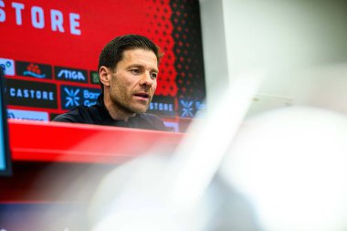 LEVERKUSEN, ALMANY - 9 Mayıs 2025: Xabi Alonso. Basın toplantısı. Bundesliga maçı Bayer 04 Leverkusen, Bayarena 'da Borusssia Dortmund' a karşı..