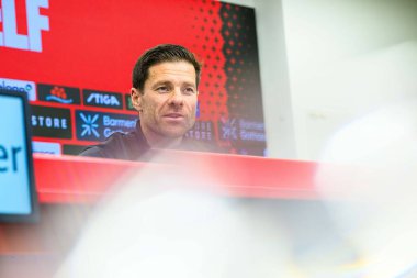 LEVERKUSEN, ALMANY - 9 Mayıs 2025: Xabi Alonso. Basın toplantısı. Bundesliga maçı Bayer 04 Leverkusen, Bayarena 'da Borusssia Dortmund' a karşı..
