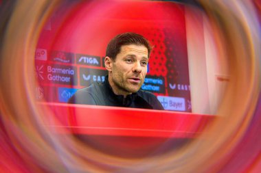 LEVERKUSEN, ALMANY - 9 Mayıs 2025: Xabi Alonso. Basın toplantısı. Bundesliga maçı Bayer 04 Leverkusen, Bayarena 'da Borusssia Dortmund' a karşı..