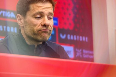 LEVERKUSEN, ALMANY - 9 Mayıs 2025: Xabi Alonso. Basın toplantısı. Bundesliga maçı Bayer 04 Leverkusen, Bayarena 'da Borusssia Dortmund' a karşı..
