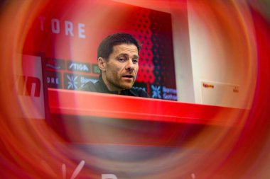 LEVERKUSEN, ALMANY - 9 Mayıs 2025: Xabi Alonso. Basın toplantısı. Bundesliga maçı Bayer 04 Leverkusen, Bayarena 'da Borusssia Dortmund' a karşı..