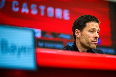 LEVERKUSEN, ALMANY - 9 Mayıs 2025: Xabi Alonso. Basın toplantısı. Bundesliga maçı Bayer 04 Leverkusen, Bayarena 'da Borusssia Dortmund' a karşı..