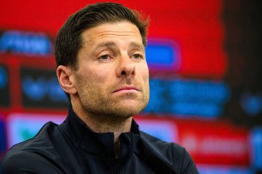 LEVERKUSEN, ALMANY - 9 Mayıs 2025: Xabi Alonso. Basın toplantısı. Bundesliga maçı Bayer 04 Leverkusen, Bayarena 'da Borusssia Dortmund' a karşı..