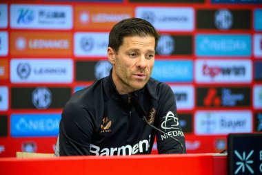 LEVERKUSEN, ALMANY - 9 Mayıs 2025: Xabi Alonso. Basın toplantısı. Bundesliga maçı Bayer 04 Leverkusen, Bayarena 'da Borusssia Dortmund' a karşı..