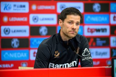 LEVERKUSEN, ALMANY - 9 Mayıs 2025: Xabi Alonso. Basın toplantısı. Bundesliga maçı Bayer 04 Leverkusen, Bayarena 'da Borusssia Dortmund' a karşı..