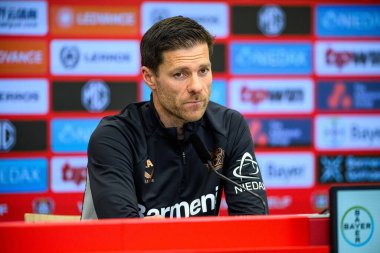 LEVERKUSEN, ALMANY - 9 Mayıs 2025: Xabi Alonso. Basın toplantısı. Bundesliga maçı Bayer 04 Leverkusen, Bayarena 'da Borusssia Dortmund' a karşı..