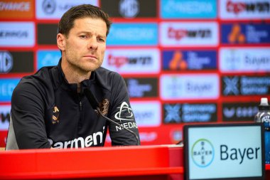 LEVERKUSEN, ALMANY - 9 Mayıs 2025: Xabi Alonso. Basın toplantısı. Bundesliga maçı Bayer 04 Leverkusen, Bayarena 'da Borusssia Dortmund' a karşı..