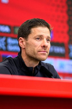 LEVERKUSEN, ALMANY - 9 Mayıs 2025: Xabi Alonso. Basın toplantısı. Bundesliga maçı Bayer 04 Leverkusen, Bayarena 'da Borusssia Dortmund' a karşı..