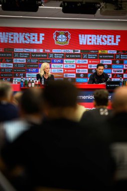 LEVERKUSEN, ALMANY - 9 Mayıs 2025: Xabi Alonso. Basın toplantısı. Bundesliga maçı Bayer 04 Leverkusen, Bayarena 'da Borusssia Dortmund' a karşı..