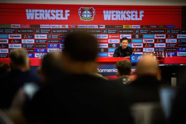 LEVERKUSEN, ALMANY - 9 Mayıs 2025: Xabi Alonso. Basın toplantısı. Bundesliga maçı Bayer 04 Leverkusen, Bayarena 'da Borusssia Dortmund' a karşı..