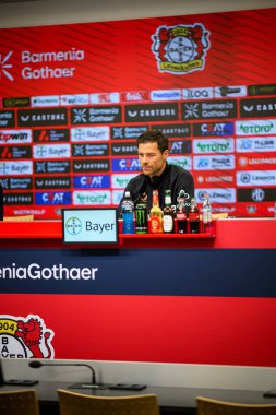 LEVERKUSEN, ALMANY - 9 Mayıs 2025: Xabi Alonso. Basın toplantısı. Bundesliga maçı Bayer 04 Leverkusen, Bayarena 'da Borusssia Dortmund' a karşı..