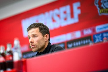 LEVERKUSEN, ALMANY - 9 Mayıs 2025: Xabi Alonso. Basın toplantısı. Bundesliga maçı Bayer 04 Leverkusen, Bayarena 'da Borusssia Dortmund' a karşı..