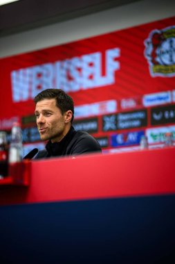 LEVERKUSEN, ALMANY - 9 Mayıs 2025: Xabi Alonso. Basın toplantısı. Bundesliga maçı Bayer 04 Leverkusen, Bayarena 'da Borusssia Dortmund' a karşı..