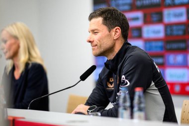 LEVERKUSEN, ALMANY - 9 Mayıs 2025: Xabi Alonso. Basın toplantısı. Bundesliga maçı Bayer 04 Leverkusen, Bayarena 'da Borusssia Dortmund' a karşı..