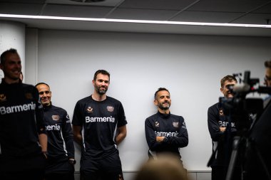 LEVERKUSEN, ALMANY - 9 MAYIS 2025: Ismael Camenforte Lopez, Alberto Encinas. Bundesliga maçı Bayer 04 Leverkusen, Bayarena 'da Borusssia Dortmund' a karşı..