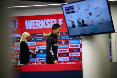 LEVERKUSEN, ALMANY - 9 Mayıs 2025: Xabi Alonso. Basın toplantısı. Bundesliga maçı Bayer 04 Leverkusen, Bayarena 'da Borusssia Dortmund' a karşı..