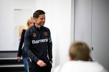 LEVERKUSEN, ALMANY - 9 Mayıs 2025: Xabi Alonso. Basın toplantısı. Bundesliga maçı Bayer 04 Leverkusen, Bayarena 'da Borusssia Dortmund' a karşı..