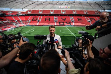 LEVERKUSEN, ALMANY - 9 MAYIS 2025: Basın toplantısı. Bundesliga maçı Bayer 04 Leverkusen, Bayarena 'da Borusssia Dortmund' a karşı..