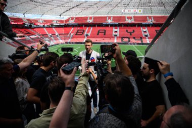LEVERKUSEN, ALMANY - 9 MAYIS 2025: Basın toplantısı. Bundesliga maçı Bayer 04 Leverkusen, Bayarena 'da Borusssia Dortmund' a karşı..