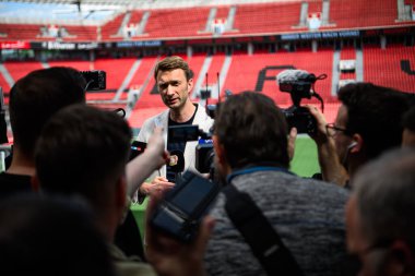 LEVERKUSEN, ALMANY - 9 MAYIS 2025: Basın toplantısı. Bundesliga maçı Bayer 04 Leverkusen, Bayarena 'da Borusssia Dortmund' a karşı..