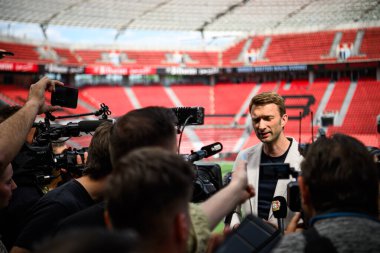 LEVERKUSEN, ALMANY - 9 MAYIS 2025: Basın toplantısı. Bundesliga maçı Bayer 04 Leverkusen, Bayarena 'da Borusssia Dortmund' a karşı..