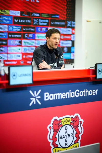 LEVERKUSEN, ALMANY - 9 Mayıs 2025: Xabi Alonso. Basın toplantısı. Bundesliga maçı Bayer 04 Leverkusen, Bayarena 'da Borusssia Dortmund' a karşı..