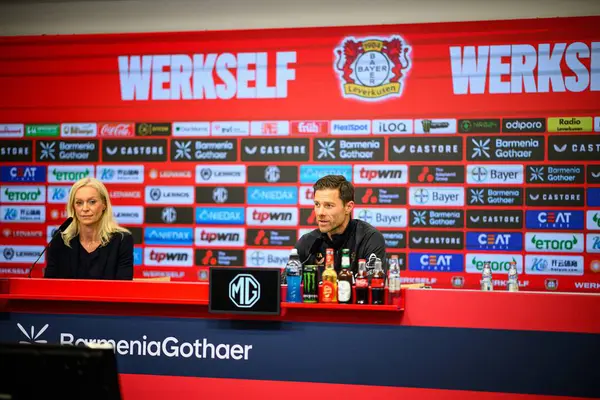 LEVERKUSEN, ALMANY - 9 Mayıs 2025: Xabi Alonso. Basın toplantısı. Bundesliga maçı Bayer 04 Leverkusen, Bayarena 'da Borusssia Dortmund' a karşı..