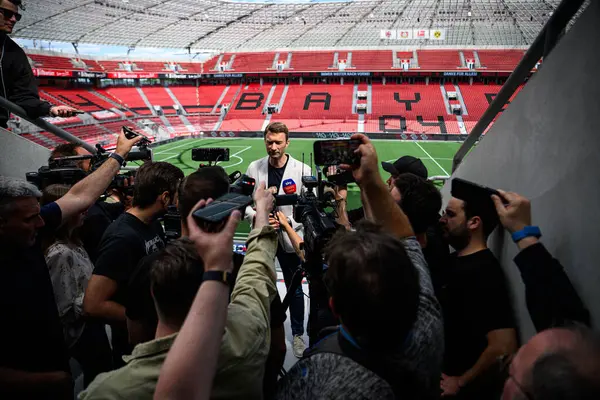 LEVERKUSEN, ALMANY - 9 MAYIS 2025: Basın toplantısı. Bundesliga maçı Bayer 04 Leverkusen, Bayarena 'da Borusssia Dortmund' a karşı..