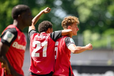 LEVERKUSEN, ALMANY - 10 MAYIS 2025: Akim Kister, Andrea Natali - Yarı-Final. A-Junioren Bundesliga maçı Bayer 04 Leverkusen, FC Bayern 'e karşı Ulrich-Haberland Stadyumu' nda.