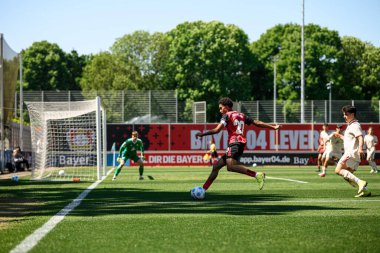 LEVERKUSEN, ALMANY - 10 MAYIS 2025: Francis Onyeka - Yarı-Final. A-Junioren Bundesliga maçı Bayer 04 Leverkusen, FC Bayern 'e karşı Ulrich-Haberland Stadyumu' nda.