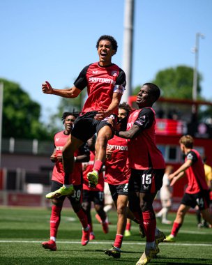 LEVERKUSEN, ALMANY - 10 MAYIS 2025: Francis Onyeka, Bradley Ndi - Yarı-Final. A-Junioren Bundesliga maçı Bayer 04 Leverkusen, FC Bayern 'e karşı Ulrich-Haberland Stadyumu' nda.